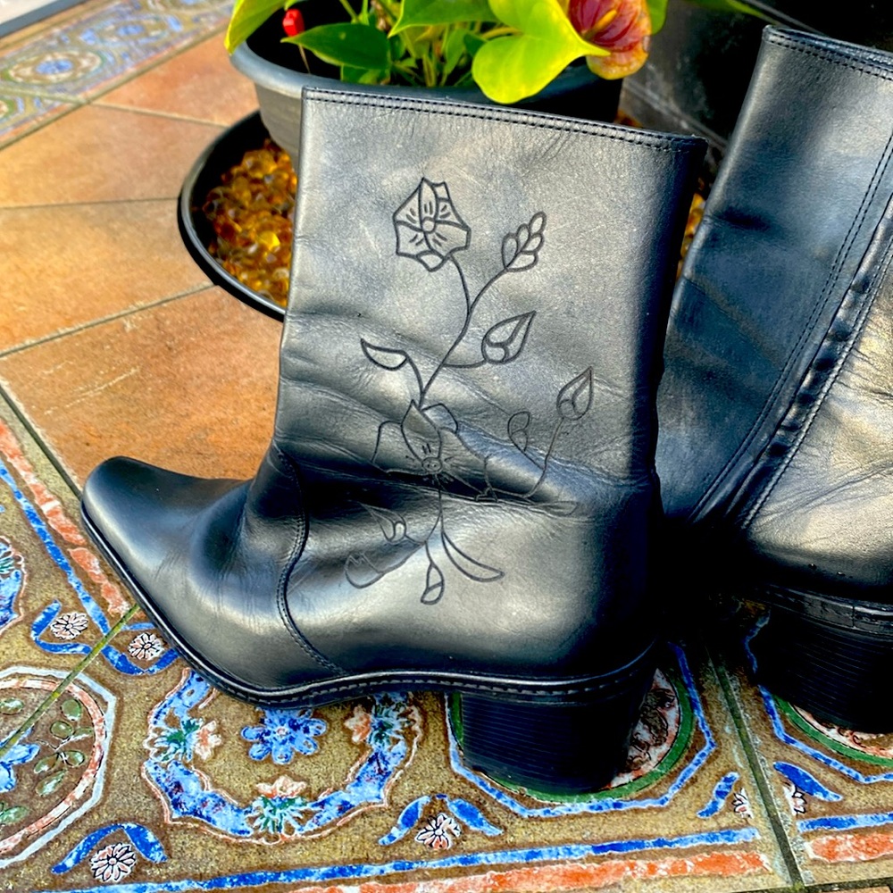Gianni Bini black ankle boots with fancy stitching. Size 7.5.